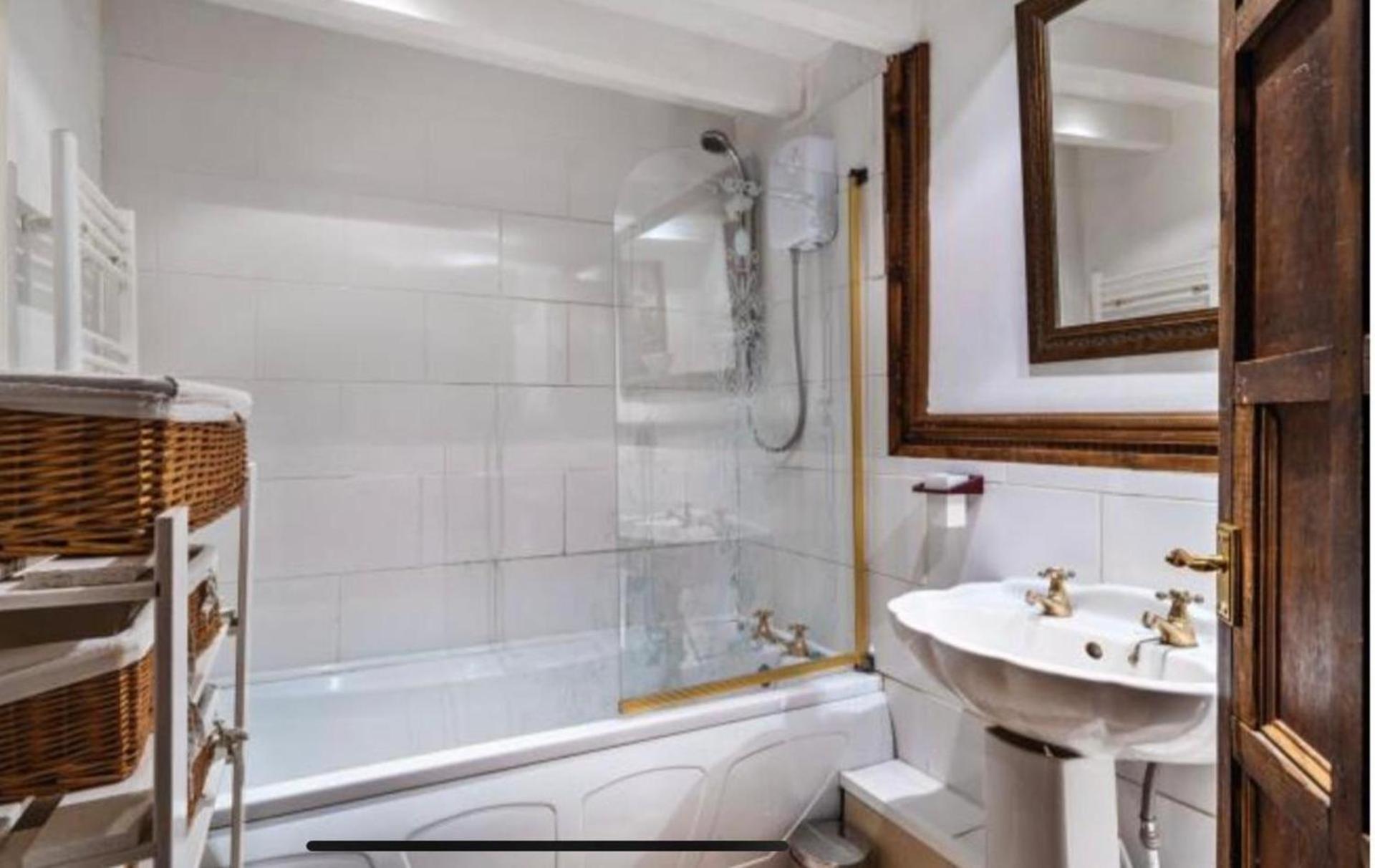 Remarkable 3 Bed Cottage In Bath Woolverton Buitenkant foto